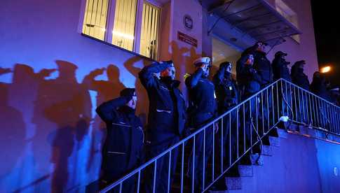 [WIDEO, FOTO] Funkcjonariusze służb mundurowych oddali hołd zmarłym policjantom. Ich śmierć to tragedia dla całej polskiej policji