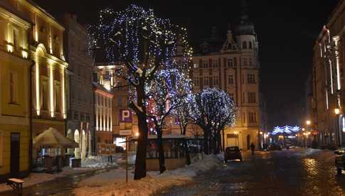 [FOTO] Świąteczny klimat w sercu miasta. Rozbłysły choinki i bożonarodzeniowe iluminacje