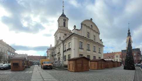 [FOTO] Już w najbliższy weekend w Świebodzicach wystartuje Jarmark Bożonarodzeniowy. Trwają przygotowania