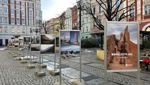 [FOTO] Wystawa przed wejściem do świdnickiego teatru dostępna aż do końca lutego