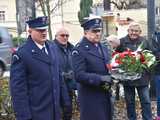 [FOTO] Represjonowani przypomnieli zdarzenia sprzed 42 lat. Obchody rocznicy wprowadzenia stanu wojennego pod świdnickim aresztem 