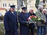 [FOTO] Represjonowani przypomnieli zdarzenia sprzed 42 lat. Obchody rocznicy wprowadzenia stanu wojennego pod świdnickim aresztem 