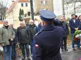 [FOTO] Represjonowani przypomnieli zdarzenia sprzed 42 lat. Obchody rocznicy wprowadzenia stanu wojennego pod świdnickim aresztem 