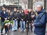 [FOTO] Represjonowani przypomnieli zdarzenia sprzed 42 lat. Obchody rocznicy wprowadzenia stanu wojennego pod świdnickim aresztem 