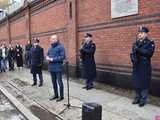 [FOTO] Represjonowani przypomnieli zdarzenia sprzed 42 lat. Obchody rocznicy wprowadzenia stanu wojennego pod świdnickim aresztem 
