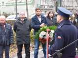 [FOTO] Represjonowani przypomnieli zdarzenia sprzed 42 lat. Obchody rocznicy wprowadzenia stanu wojennego pod świdnickim aresztem 