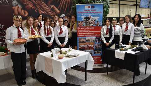 [FOTO] Uczniowie Hotelarki zaprezentowali bożonarodzeniowe nakrycia. Każde z nich przykuwało oko!