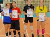 [FOTO] Dziewczyny z klas 7-8 rywalizowały w turnieju siatkówki