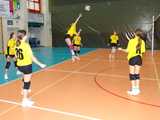 [FOTO] Dziewczyny z klas 7-8 rywalizowały w turnieju siatkówki
