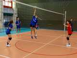 [FOTO] Dziewczyny z klas 7-8 rywalizowały w turnieju siatkówki