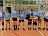 [FOTO] Dziewczyny z klas 7-8 rywalizowały w turnieju siatkówki
