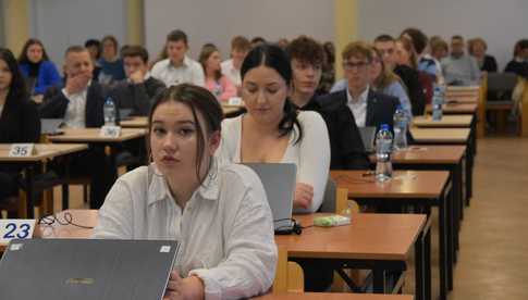 [FOTO] Uczniowie z całej Polski rywalizowali w Olimpiadzie Wiedzy i Umiejętności Menadżerskich. Tegorocznym gospodarzem jest świdnicki Ekonomik