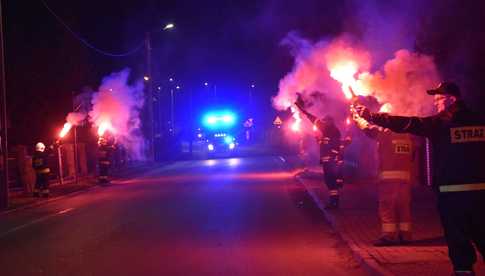 [FOTO] Fajerwerki, race i kolumna strażacka. Uroczyste przyjęcie nowego wozu strażackiego OSP Strzelce