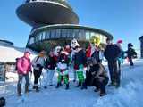 [FOTO] Weszli na najwyższy szczyt Sudetów, aby pomóc Marcelince. Zumba na śniegu, oryginalne stroje i rodzinna atmosfera podczas charytatywnego wejścia na Śnieżkę