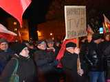 [WIDEO, FOTO] Jest w nas gniew, Koalicja oszustów. Działacze PiS nie kryli oburzenia zmianami w mediach publicznych podczas manifestacji w Świdnicy