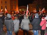 [WIDEO, FOTO] Jest w nas gniew, Koalicja oszustów. Działacze PiS nie kryli oburzenia zmianami w mediach publicznych podczas manifestacji w Świdnicy