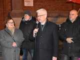 [WIDEO, FOTO] Jest w nas gniew, Koalicja oszustów. Działacze PiS nie kryli oburzenia zmianami w mediach publicznych podczas manifestacji w Świdnicy