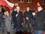 [WIDEO, FOTO] Jest w nas gniew, Koalicja oszustów. Działacze PiS nie kryli oburzenia zmianami w mediach publicznych podczas manifestacji w Świdnicy