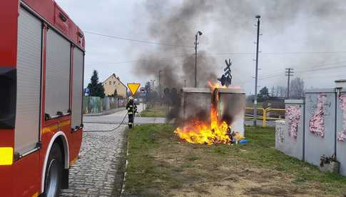 Pożar kontenera z odzieżą używaną