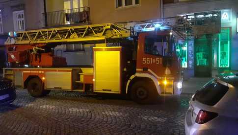 [FOTO] Zadymienie w mieszkaniu. Interweniowali strażacy