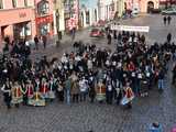 [WIDEO, FOTO] Maturzyści zatańczyli poloneza na świdnickim rynku po raz osiemnasty