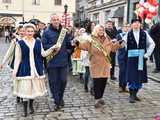 [WIDEO, FOTO] Maturzyści zatańczyli poloneza na świdnickim rynku po raz osiemnasty