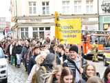 [WIDEO, FOTO] Maturzyści zatańczyli poloneza na świdnickim rynku po raz osiemnasty