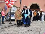 [WIDEO, FOTO] Maturzyści zatańczyli poloneza na świdnickim rynku po raz osiemnasty