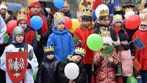 [WIDEO, FOTO] Trzej Królowie zawitali do Mokrzeszowa. Mieszkańcy przeszli w uroczystym orszaku