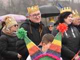 [WIDEO, FOTO] Trzej Królowie zawitali do Mokrzeszowa. Mieszkańcy przeszli w uroczystym orszaku