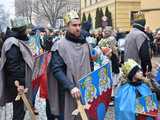 [WIDEO, FOTO] Uroczysty przemarsz, modlitwa i wspólne kolędowanie. Orszak Trzech Króli przeszedł ulicami Strzegomia