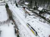 [WIDEO] Zobaczcie przejazd pociągu na trasie Świdnica-Jedlina Zdrój z lotu ptaka. Widoki robią wrażenie!