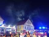 [FOTO] Płonął dach budynku wielorodzinnego. Akcja gaśnicza trwała ponad 4 godziny