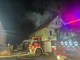 [FOTO] Płonął dach budynku wielorodzinnego. Akcja gaśnicza trwała ponad 4 godziny