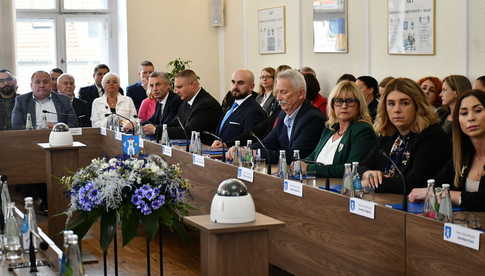 [FOTO] Nowi radni i burmistrz Świebodzic złożyli ślubowania na nową kadencję