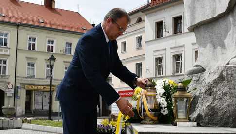 [FOTO] Świebodzice upamiętniły Jana Pawła II w 104. rocznicę urodzin