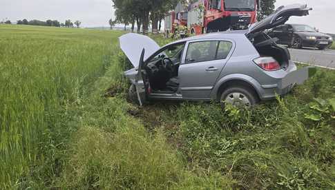 Zderzenie dwóch aut na drodze Strzegom-Świdnica