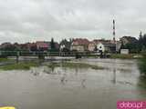 [FOTO, VIDEO] Pszenno walczy ze skutkami ulewy. Ochotnicy rozkładają worki z piaskiem