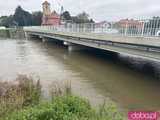 [FOTO, VIDEO] Pszenno walczy ze skutkami ulewy. Ochotnicy rozkładają worki z piaskiem
