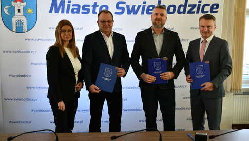[FOTO] Podpisano umowę na zakup śmieciarki oraz pojemników do selektywnej zbiórki odpadów