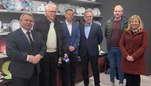 Była symbolem miasta, upadła po 160 latach. Dyskutowano nad przyszłością Zakładów Porcelany Karolina 