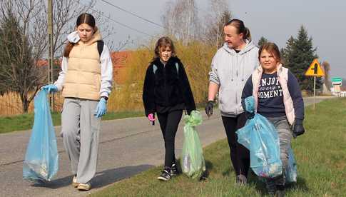 [FOTO] Mieszkańcy Dzierzkowa, Gniewkowa i Serwinowa posprzątali swoje miejscowości