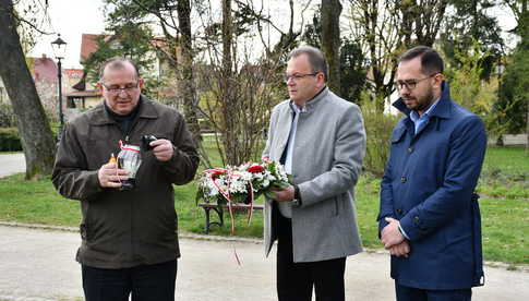 [FOTO] Władze Świebodzic oddały hołd ofiarom katastrofy smoleńskiej