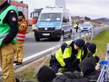 [WIDEO/FOTO] Zdarzenie terrorystyczne, policyjny pościg, wypadek z pożarem. Służby mundurowe ćwiczyły na drodze S3