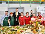 [WIDEO/FOTO] Magia świąt, bogato zastawione stoły oraz występy artystyczne na Jarmarku Wielkanocnym w Strzegomiu