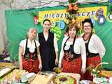 [WIDEO/FOTO] Magia świąt, bogato zastawione stoły oraz występy artystyczne na Jarmarku Wielkanocnym w Strzegomiu