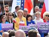 [WIDEO/FOTO] Rafał Trzaskowski z wizytą na świdnickim rynku. Kaczyński boi się wszystkiego, a aspiruje do rządzenia krajem