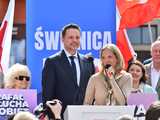 [WIDEO/FOTO] Rafał Trzaskowski z wizytą na świdnickim rynku. Kaczyński boi się wszystkiego, a aspiruje do rządzenia krajem