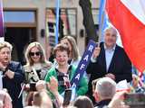 [WIDEO/FOTO] Rafał Trzaskowski z wizytą na świdnickim rynku. Kaczyński boi się wszystkiego, a aspiruje do rządzenia krajem