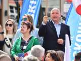 [WIDEO/FOTO] Rafał Trzaskowski z wizytą na świdnickim rynku. Kaczyński boi się wszystkiego, a aspiruje do rządzenia krajem